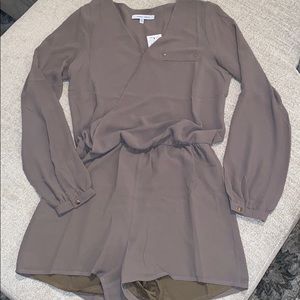 🆕 Long Sleeve Olive Romper - Size M